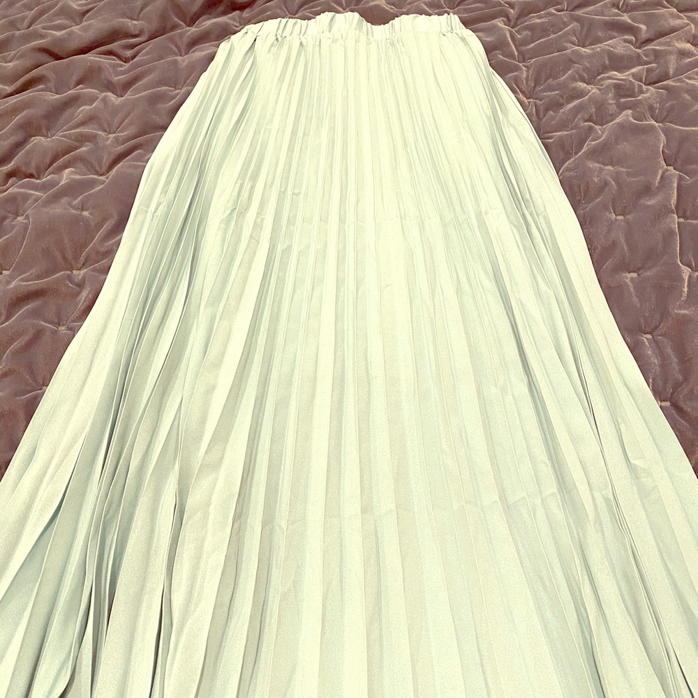 S-M seafoam pleated maxi skirt with matching belt